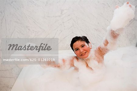 Portrait d'un garçon dans un bain moussant