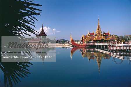 Palais sur une barge dans un fossé, Yangon, Myanmar