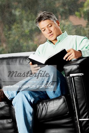 Senior homme lisant un livre