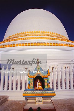 Statue von Buddha vor einer Pagode, Sagaing, Myanmar