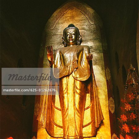 Low Angle View of eine Statue von Buddha, Ananda-Tempel, Bagan, Myanmar