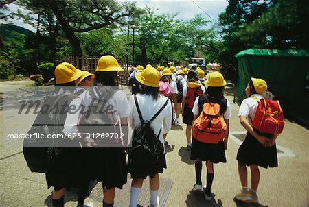Groupe d'écolières marchant sur la route, la préfecture de Kyōto, Japon