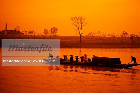 Silhouette d'un bateau à la brunante, rivière Li, Guilin, Chine