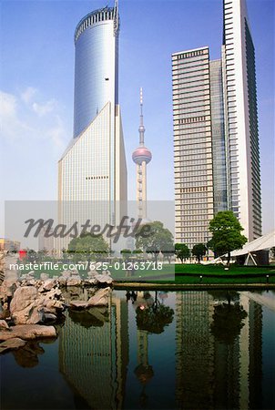 Flachwinkelansicht von Gebäuden in einer Stadt, Pudong, Shanghai, China