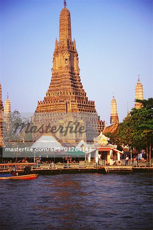 Temple sur la rive d'une rivière, Wat Arun, Bangkok, Thaïlande