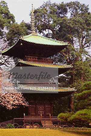 Pagode dans un jardin, jardin Chinzan-so, préfecture de Tokyo, Japon