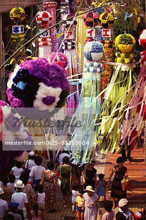 Vue grand angle sur un groupe de personnes dans une fête traditionnelle, le Festival de Tanabata, Sendai, préfecture de Miyagi, Japon