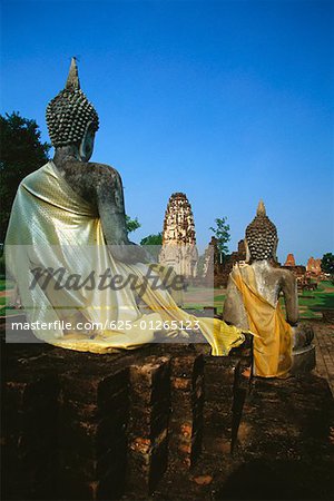 Statues de Bouddha assis une temple, le Wat Phra Phai Luang, Thaïlande