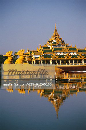 Palais sur une barge dans un lac, Yangon, Myanmar