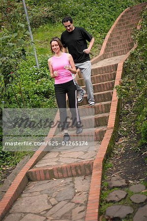 Jeune couple marche escalier