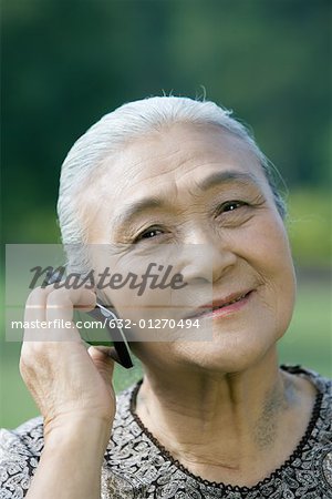 Femme senior à l'aide de téléphone portable