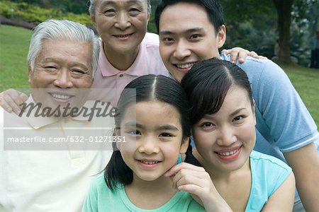 Famille de trois générations dans le parc, portrait