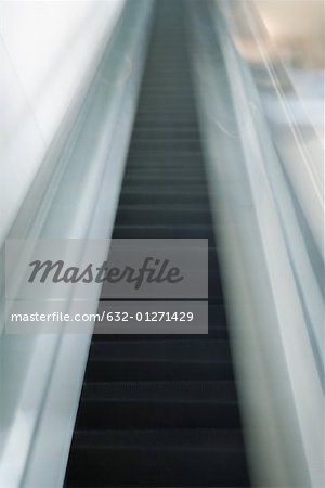 Escalator, floue, vue d'angle faible