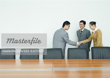 Geschäftspartnern Hände schütteln im Konferenzraum