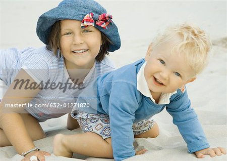 Garçon fille et enfant en bas âge sur la plage, souriant à la caméra