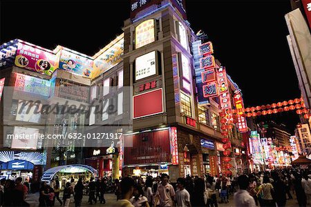 Chine, Guangzhou, fréquentée rue piétonne pendant la nuit