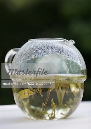 Pot de thé contenant des feuilles de thé en vrac