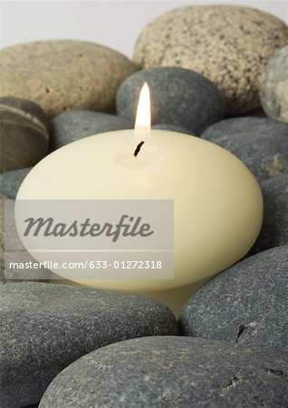 Kerze auf Steinen