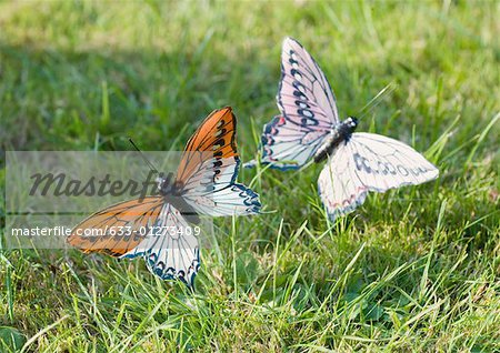 Gefälschte Schmetterlinge im Gras