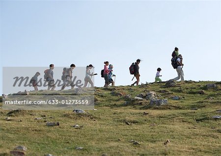 Randonneurs marchant en ligne