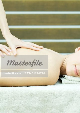 Femme jouissant de massage