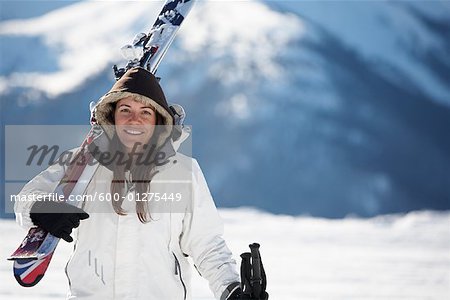 Femme portant des Skis, Whistler, Colombie-Britannique, Canada