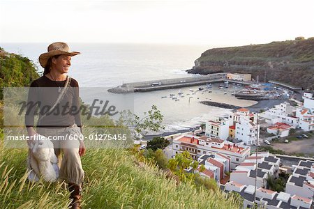 Femme debout sur une colline, La Gomera, Iles Canaries, Espagne