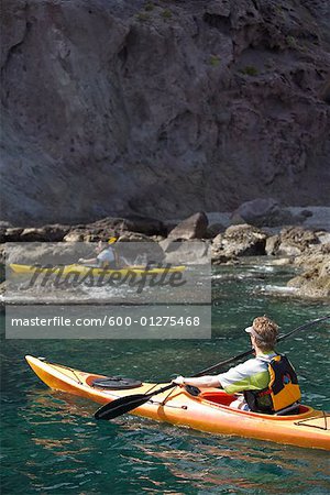 Hommes kayak en mer de Cortez, Baja, Mexique