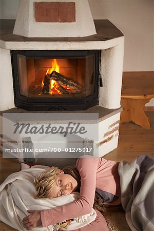 Femme allongée de cheminée