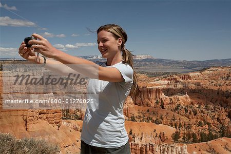 Femme prenant autoportrait, Parc National de Bryce Canyon, Utah, USA