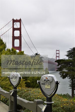 Viseurs surplombant le Golden Gate Bridge, San Francisco, USA