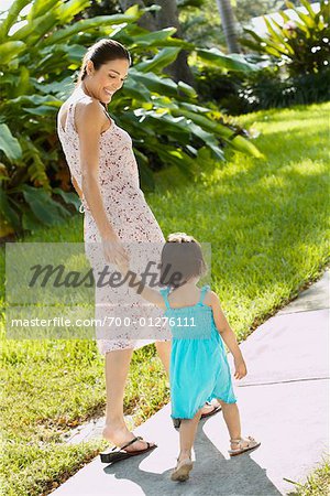 Mère et fille sur le trottoir
