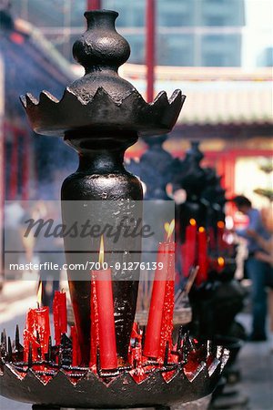 Brennende Kerzen im Longshan-Tempel, Taipeh, Taiwan