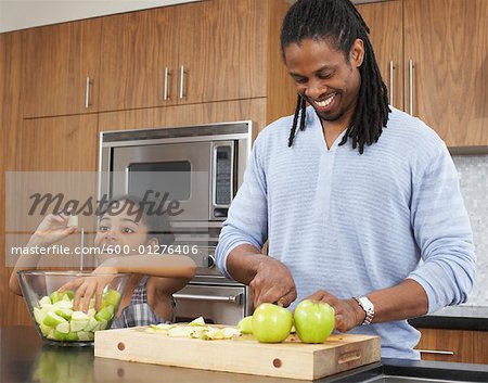 Père et fille Coupe pommes dans la cuisine