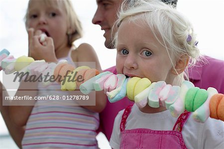 Enfants avec une énorme broche de bonbons, gros plan