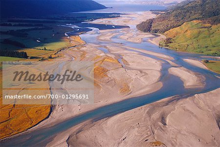 Makarosa-Fluss, der in Lake Wanaka, Neuseeland