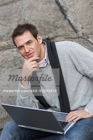 Portrait d'homme avec ordinateur portable