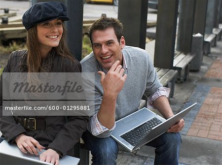 Portrait de Couple avec les ordinateurs portables