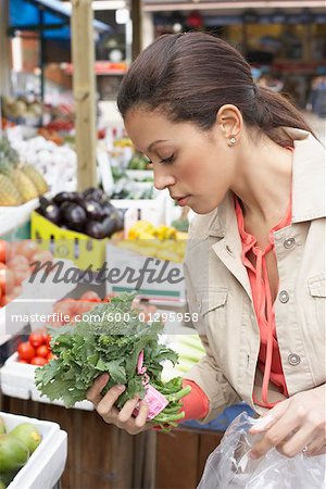 Frau Shopping für Gemüse