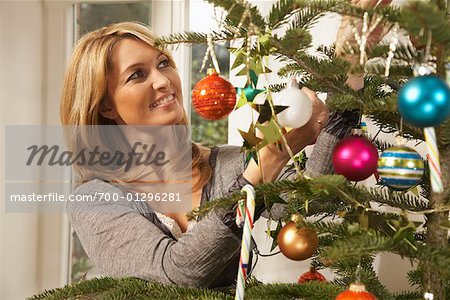 Frau schmücken Weihnachtsbaum