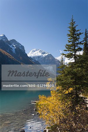Montagnes et lac, lac Louise, Parc National Banff, Alberta, Canada Montagnes et lac, lac Louise, Parc National Banff, Alberta, Canada