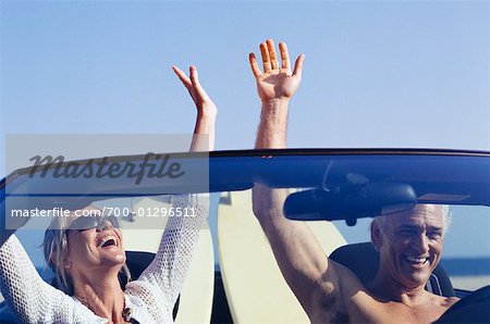 Couple dans la voiture, planches de surf sur le siège arrière