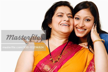 Portrait d'une jeune femme avec sa mère souriant