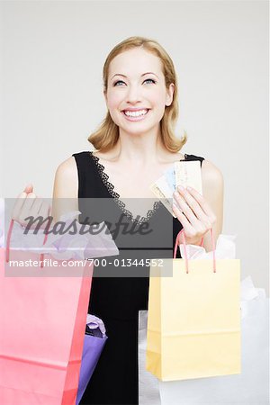 Femme tenant des sacs à provisions