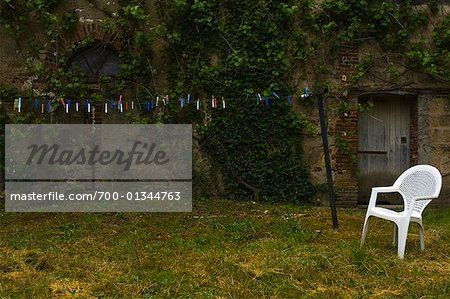 Couleur vêtements épingles contre le vieux mur, archeveque de Villeneuve, Bourgogne, France
