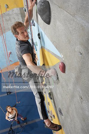 Gens dans la salle de Gym d'escalade