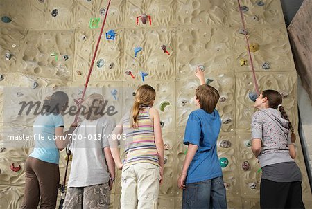 Enfants dans la salle de Gym d'escalade