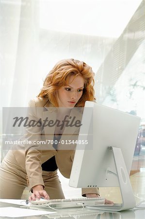 Femme d'affaires devant un ordinateur