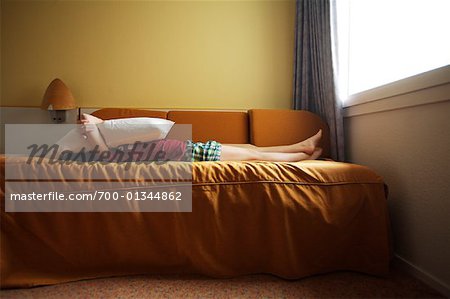 Jeune fille allongée sur le lit