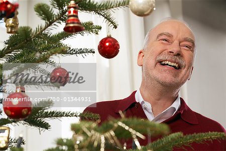 Mann stand neben Weihnachtsbaum